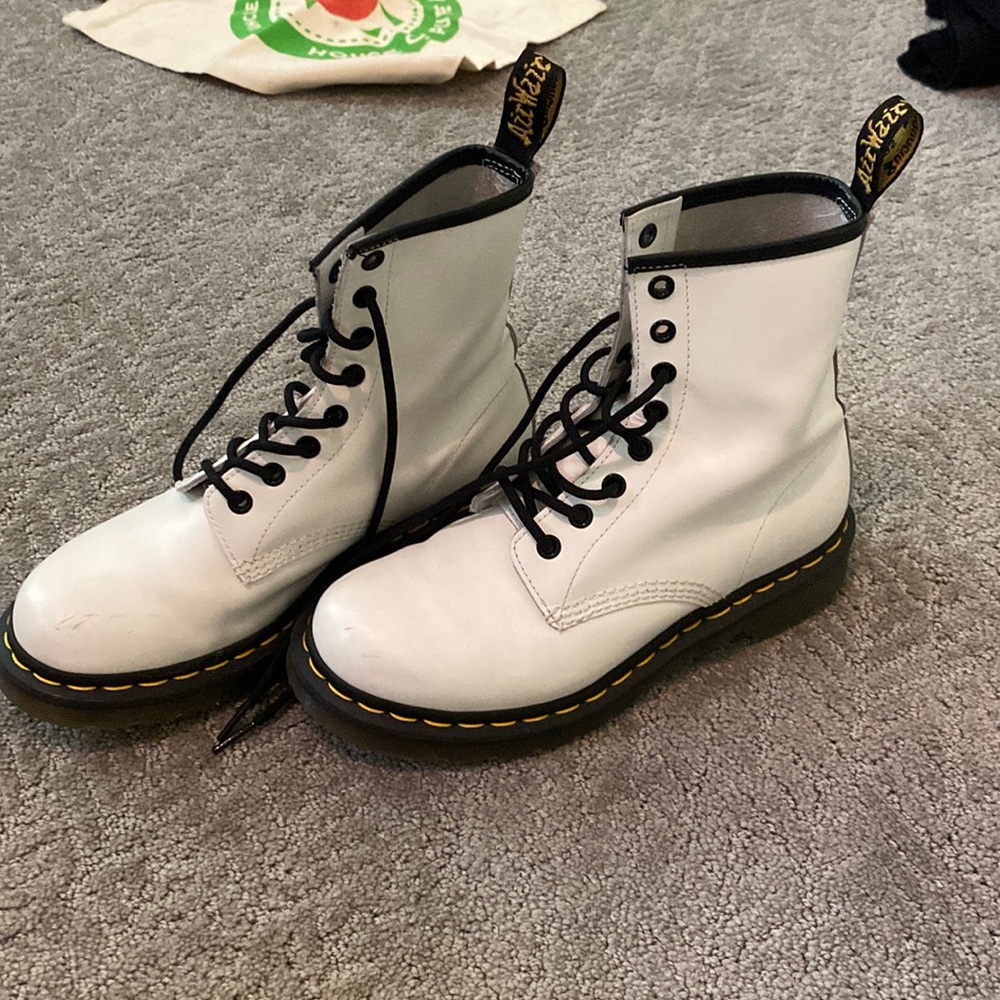 WHITE DOC MARTENS